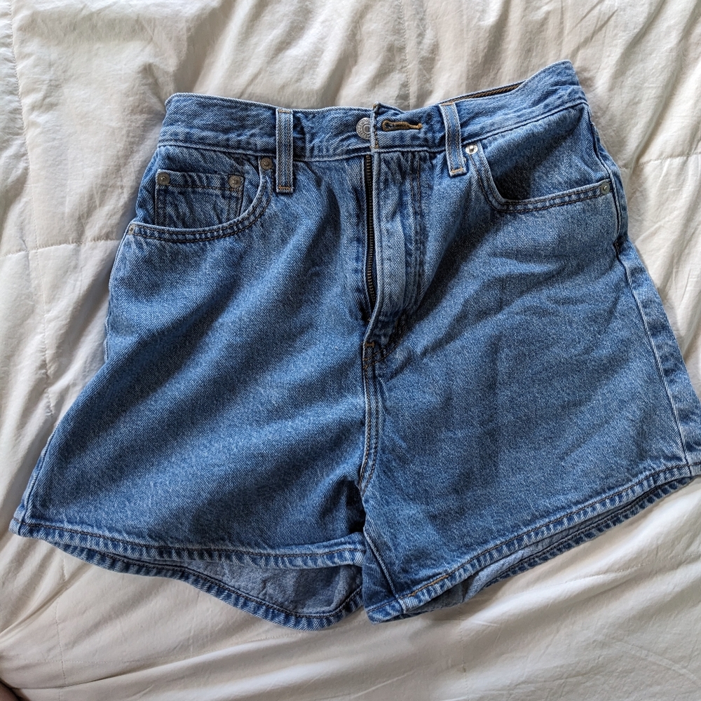 Levi's High Loose Denim Shorts size 26